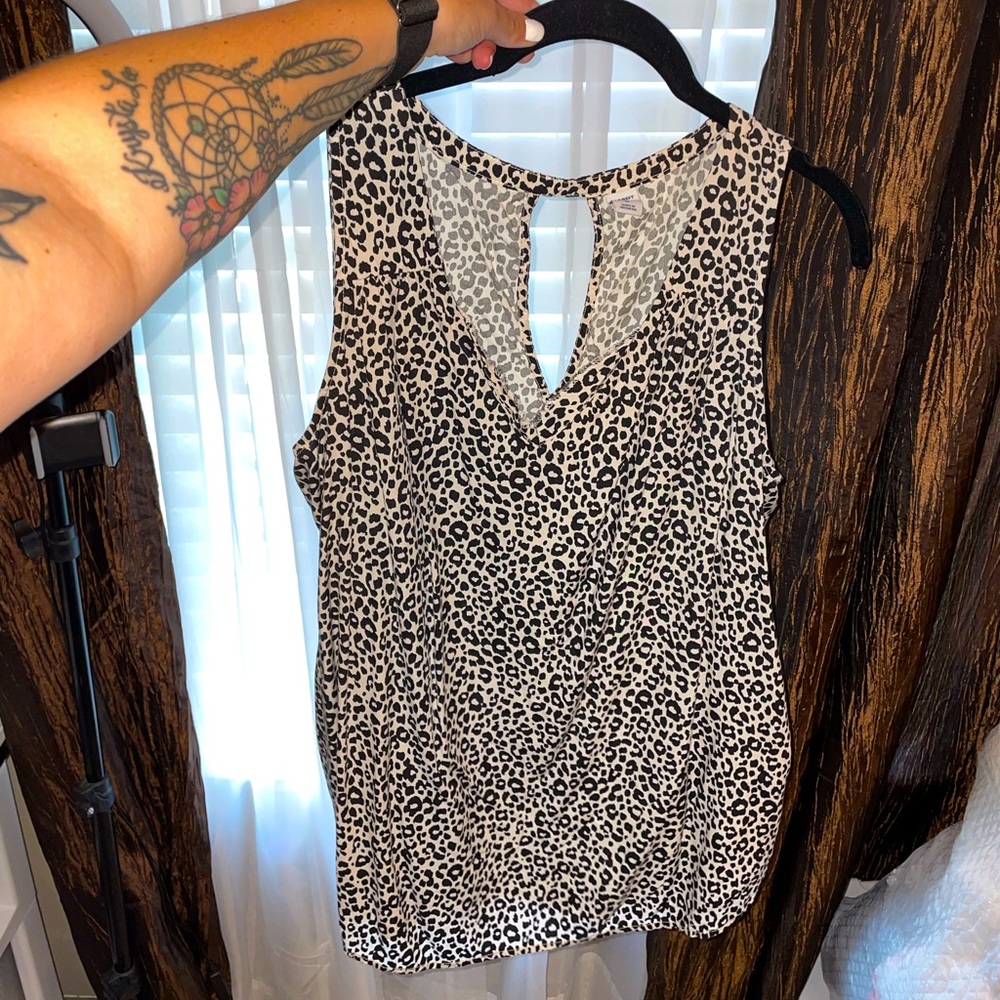 Black and white cheetah print Flowy tunic with keyhole in back